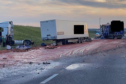 Общество: Грузовик с кетчупом устроил коллапс на дороге в Англии