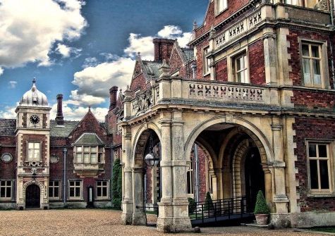 Общество: В Великобритании женщина за два года создала вязаную копию Сандрингемского дворца. ФОТО