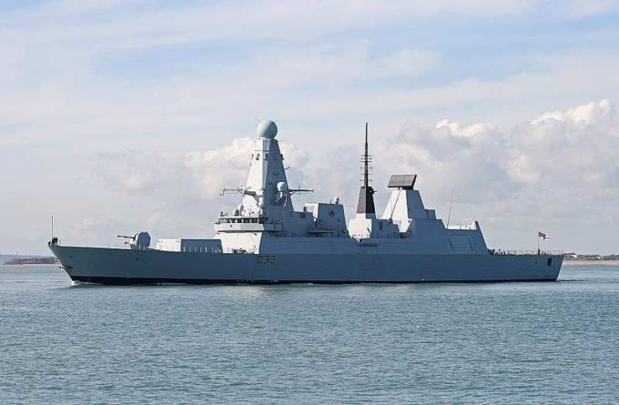Общество: Капитан ВМС Великобритании сравнил ракетный пуск эсминца HMS Dragon с дыханием дракона