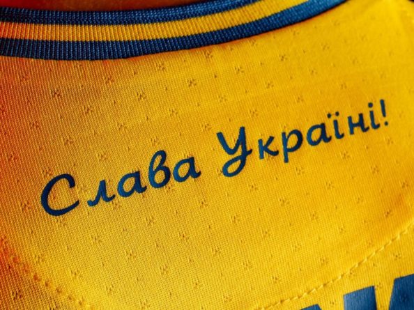 Общество: Посольства США и Великобритании поддержали новую форму сборной Украины по футболу