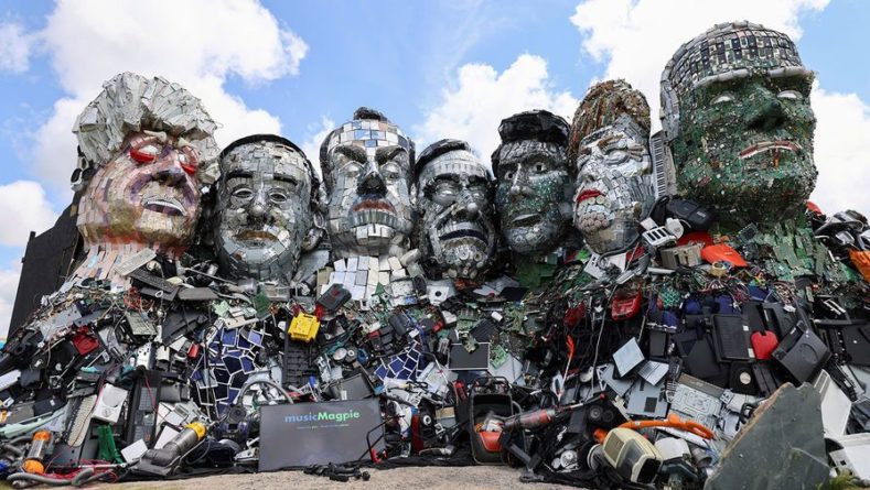 Общество: В Великобритании появилась скульптура лидеров G7 из электронного мусора
