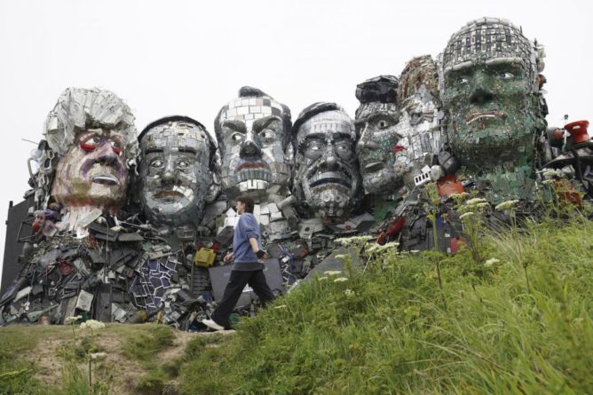 Общество: В Англии создали скульптуру лидеров G7 из электронного мусора
