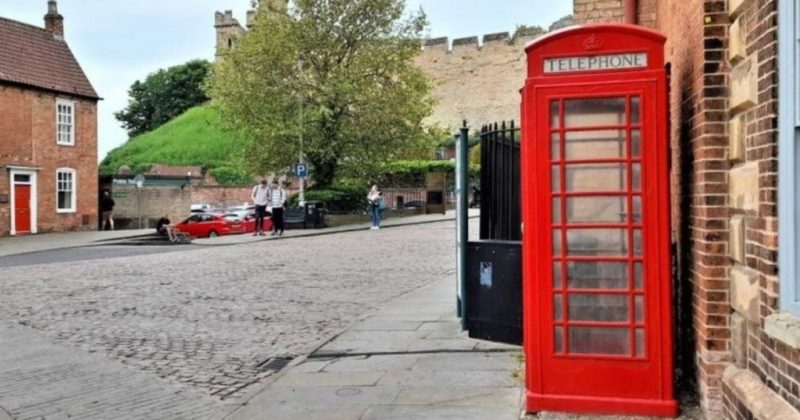 Общество: Маленькая, но в центре города: в Британии под офис продают красную телефонную будку