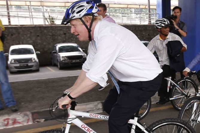 Общество: СМИ: Джонсон получил велосипед в качестве подарка от Байдена