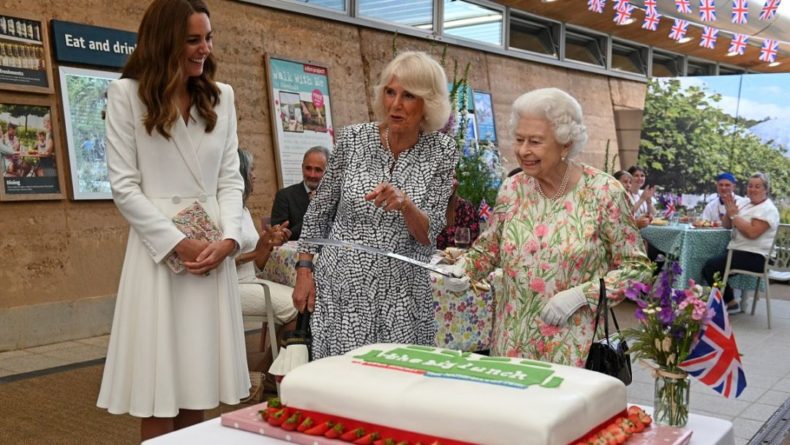 Общество: Королева Великобритании отказалась резать торт ножом и взяла саблю (видео)