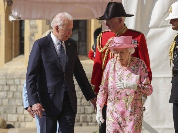 Общество: Джо Байден пришел на прием к королеве Великобритании в солнечных очках