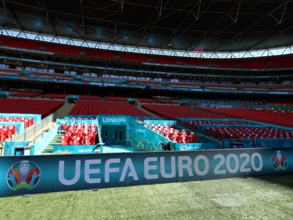 Общество: Во время матча Евро 2020 в Лондоне с трибуны стадиона упал болельщик