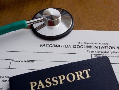 Общество: Великобритания рассматривает смягчение ограничений для путешественников с паспортами о вакцинации