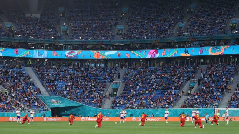 Общество: Фанаты освистали игроков Англии и Шотландии, преклонивших колено в поддержку BLM