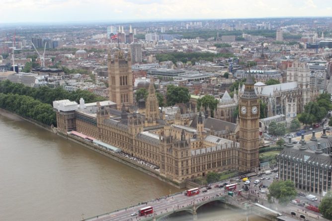 Общество: Секретный парламент Великобритании отмечает 80-летие и мира