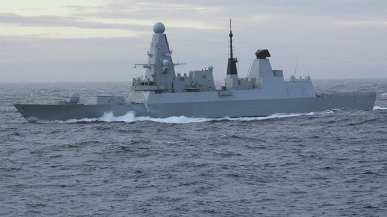 Общество: Российские ВС с помощью бомб остановили эсминец ВМС Великобритании