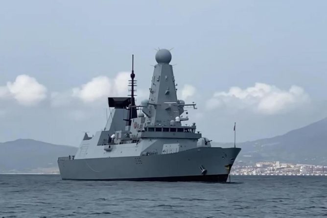 Общество: Минобороны Великобритании отрицает предупредительные выстрелы российских кораблей по эсминцу