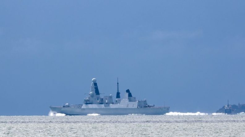 На прицеле: первые кадры выдворения из РФ эсминца Великобритании в Черном море 23062021 Общество: На прицеле: первые кадры выдворения из РФ эсминца Великобритании в Черном море