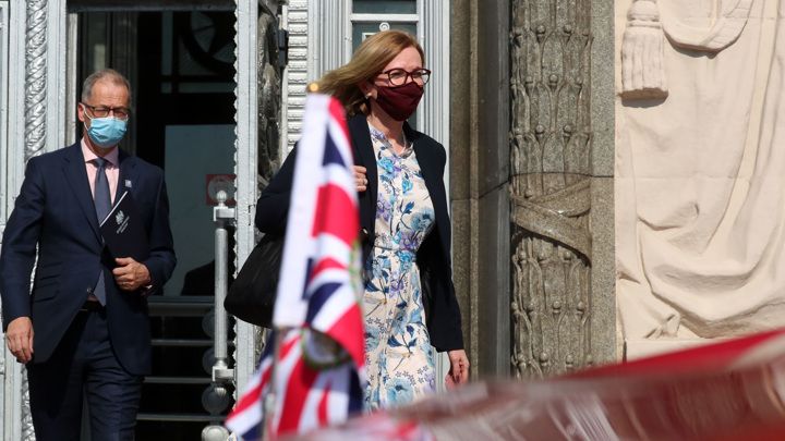 Общество: Посол Великобритании провела на Смоленской площади полчаса