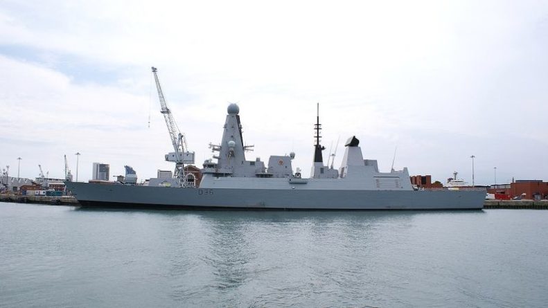 Общество: Жители Британии назвали поражением стрельбу по эсминцу ВМС Великобритании в Черном море