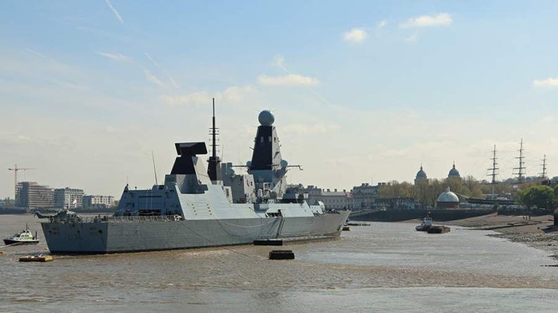 Общество: В Британии признали риски необоснованной эскалации из-за инцидента с эсминцем