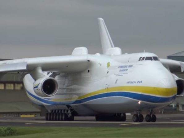 Общество: Украинская "Мрія" в Великобритании "сдула" забор авиабазы, когда взлетала. Видео