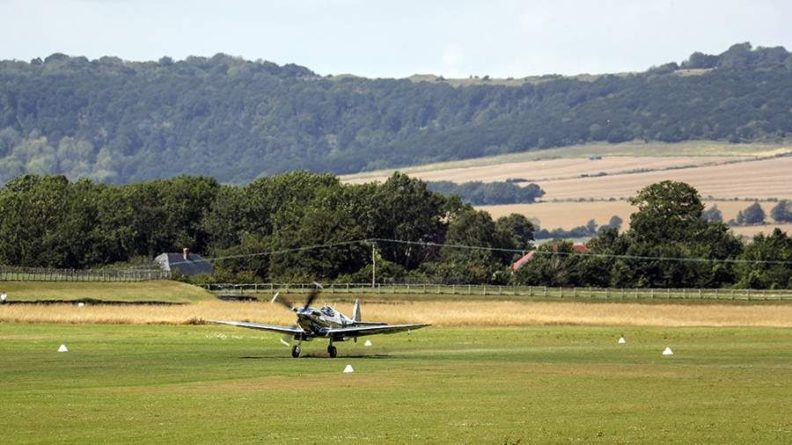 Общество: В Англии при крушении легкомоторного самолета погибли два человека