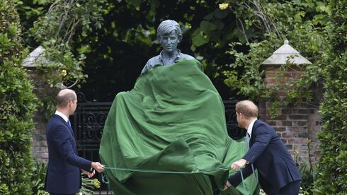 Общество: Принцы Уильям и Гарри открыли памятник принцессе Диане в Лондоне: фоторепортаж