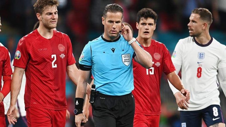 Общество: Футболист Быстров назвал чмом арбитра матча Англия — Дания на Евро-2020