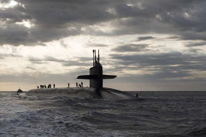 Общество: Вертолеты ВМС Великобритании преследуют подводные лодки России в Средиземном море
