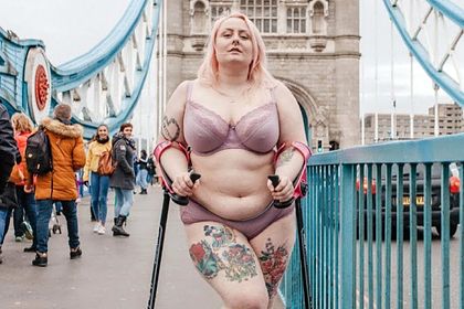Общество: Полная модель прошлась по улицам Лондона полуобнаженной в знак протеста