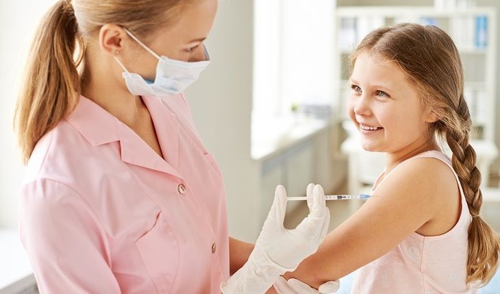 Общество: В Великобритании не будут вакцинировать детей и подростков