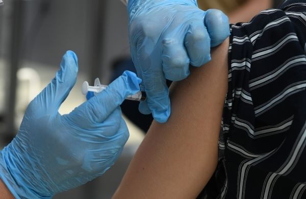 Общество: Великобритания разрешила вакцинацию подростков от 12 до 15 лет