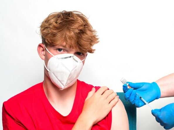 Общество: Великобритания начинает прививать от коронавируса подростков, но не всех