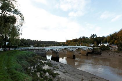 Общество: Одну из крупнейших рек в Великобритании превратили в помойку