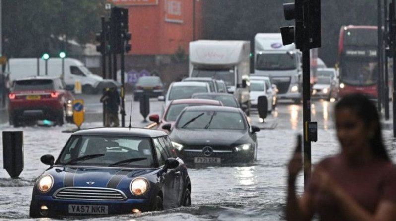 Общество: В Лондоне из-за сильных дождей затопило дороги
