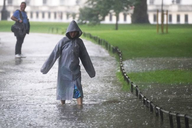 Общество: Улицы Лондона затопило после ливня