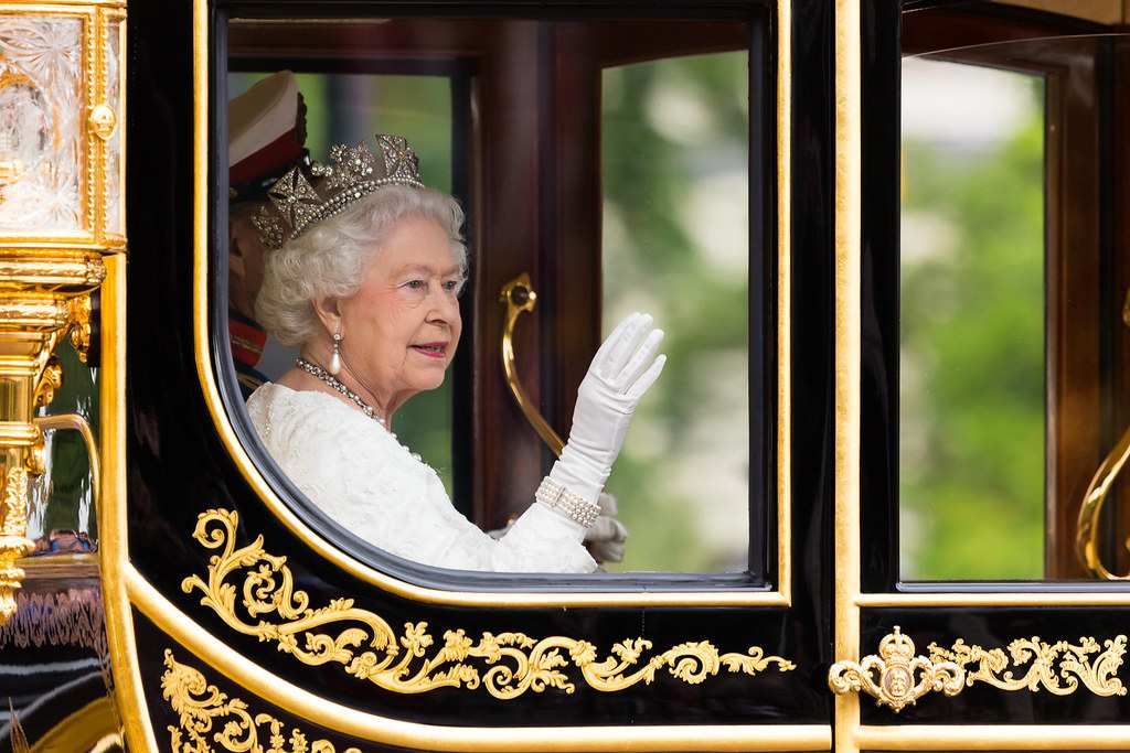 Елизавета II покинула Лондон, чтобы набраться сил перед скандалом с мемуарами принца Гарри