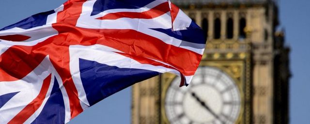 Общество: Британия отменит карантин для привитых туристов из ЕС и США