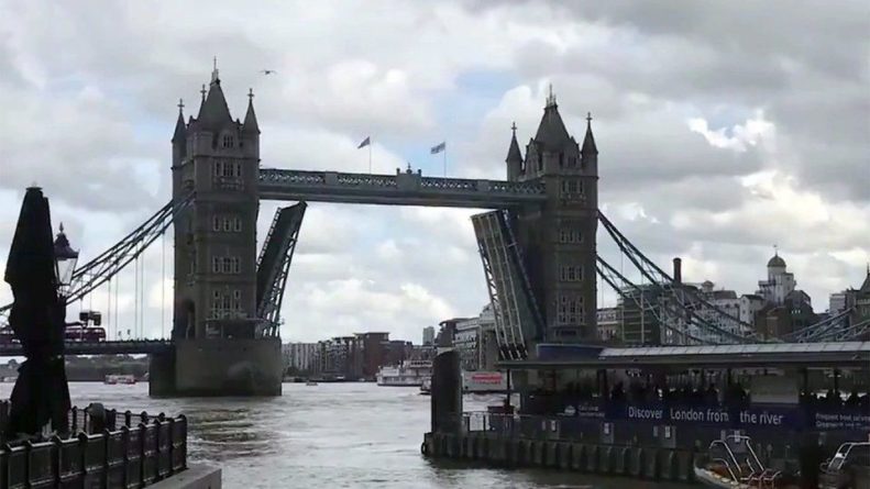 Общество: 12 часов не могли свести Тауэрский мост в Лондоне