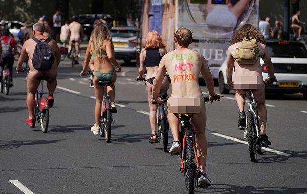 Общество: По улицам Британии катались сотни голых велосипедистов