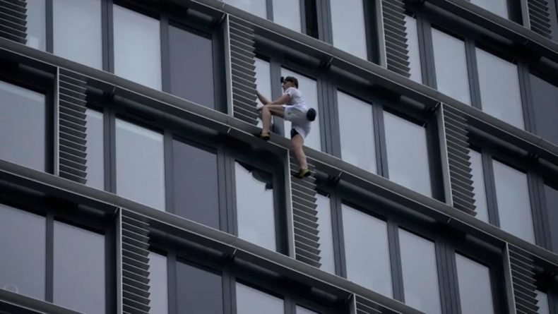 Общество: Альпинист забрался на небоскреб в Лондоне без снаряжения