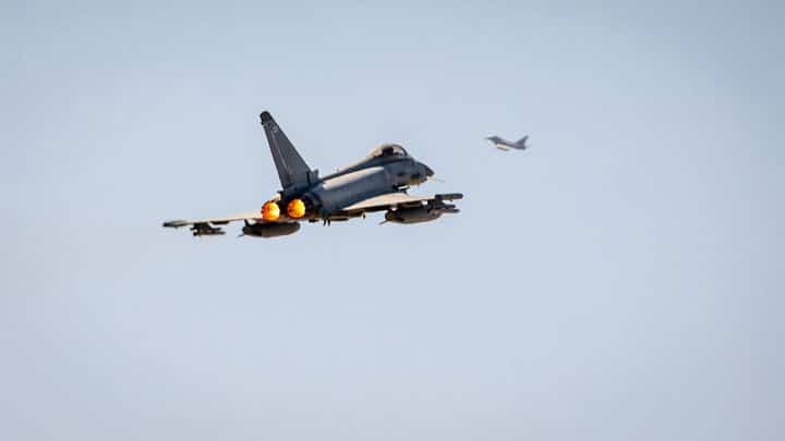 Общество: ВВС Британии заявили о сопровождении российского Су-24 над Черным морем