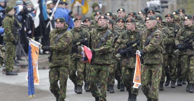 Общество: Военные Британии примут участие в параде на Украине
