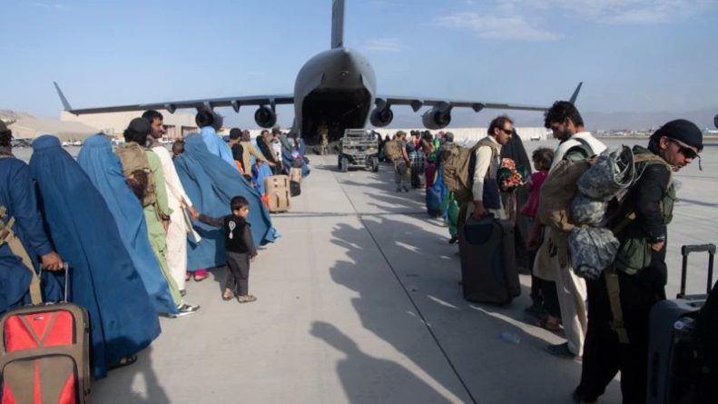 Общество: Великобритания предупредила об «очень достоверной» угрозе теракта в аэропорту Кабула