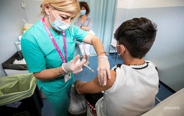 Общество: Великобритания начинает массовую COVID-вакцинацию подростков