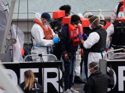 Общество: Великобритания начнет разворачивать пересекающие Ла-Манш лодки с мигрантами