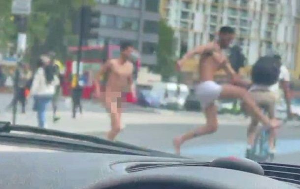 Общество: В центре Лондона голые мужчины нападали на прохожих