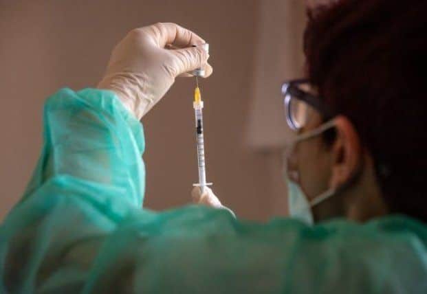 Общество: В Великобритании одобрили COVID-вакцинацию для подростков