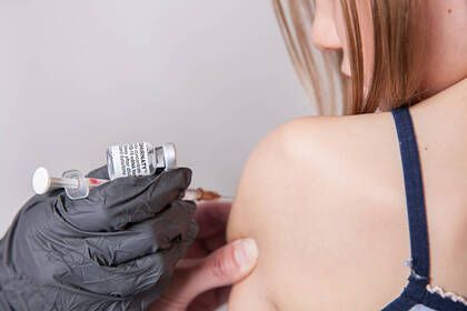 Общество: В Британии подростков вакцинируют в школах без разрешения родителей