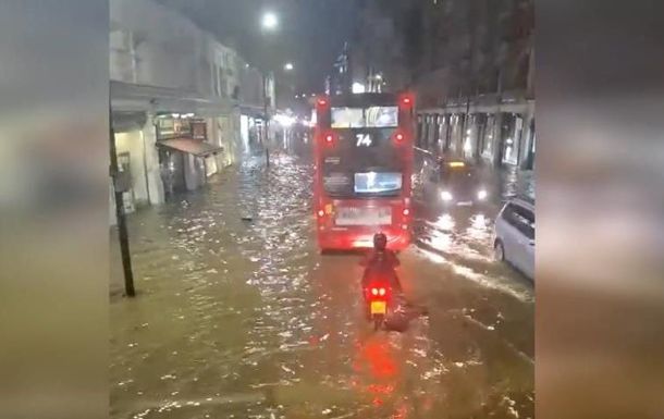 Общество: Улицы Лондона затопило ливнем
