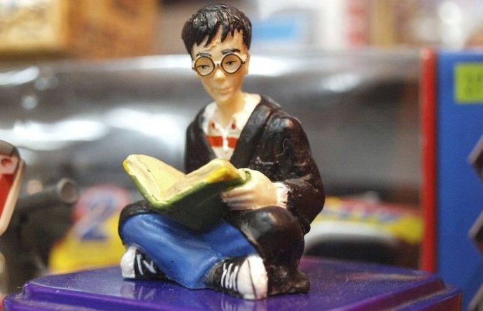 Общество: Британец по имени Гарри Поттер продал редкий экземпляр книги о Гарри Поттере за $37 тысяч