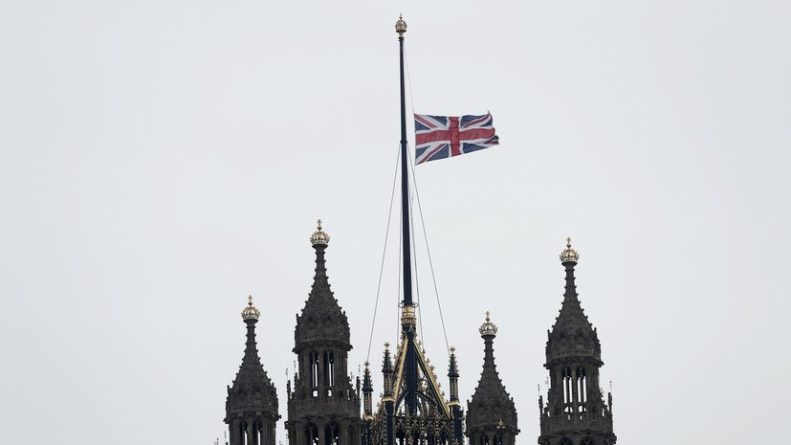 Общество: Парламент Британии приспустил флаги в связи с убийством депутата