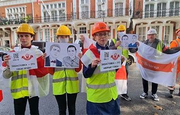 Общество: В Лондоне активисты диаспоры стучали касками в поддержку белорусских рабочих