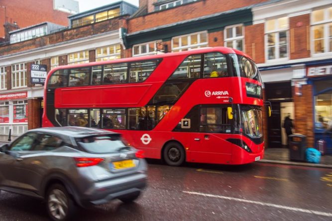 Общество: Неизвестный напал с ножом на пассажиров автобуса в Лондоне